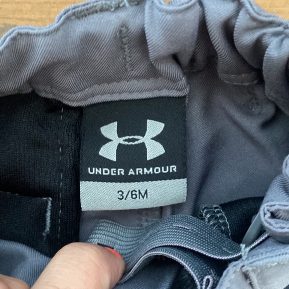 Infant Under Armour Golf Shorts (adjustable) - Picture 2 of 3